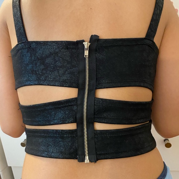 Shiny black top - Picture 2 of 4